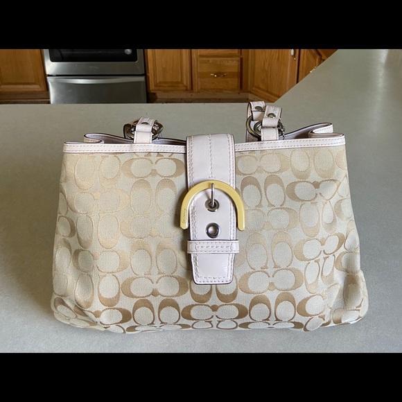 Coach purse. - Picture 2 of 16